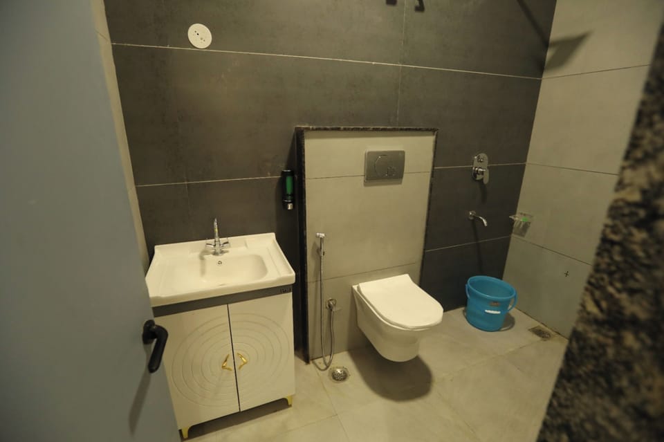 Shower, free toiletries, soap