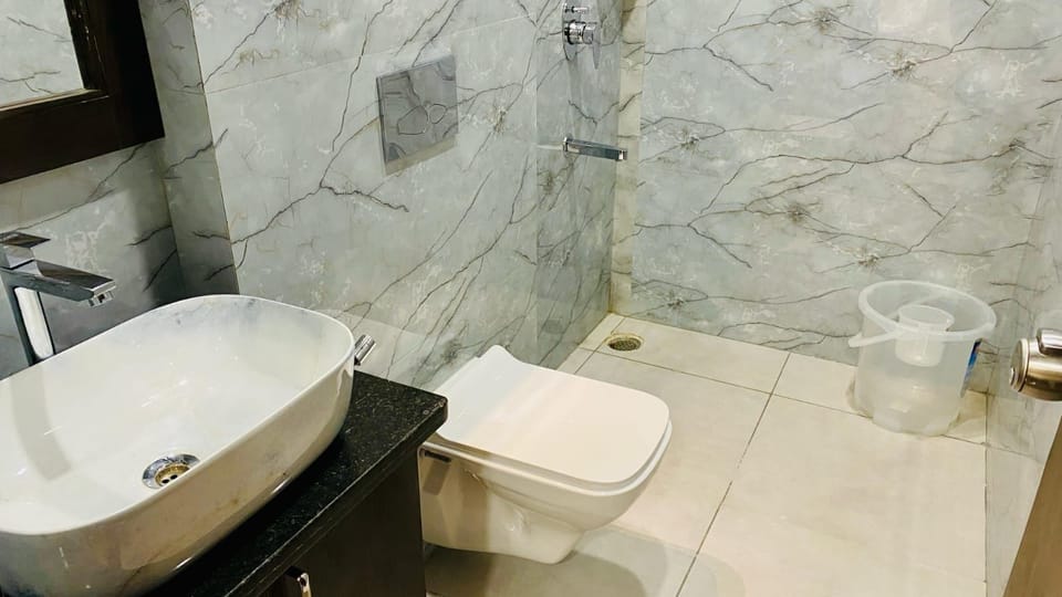 Executive Room | Bathroom | Shower, towels, soap