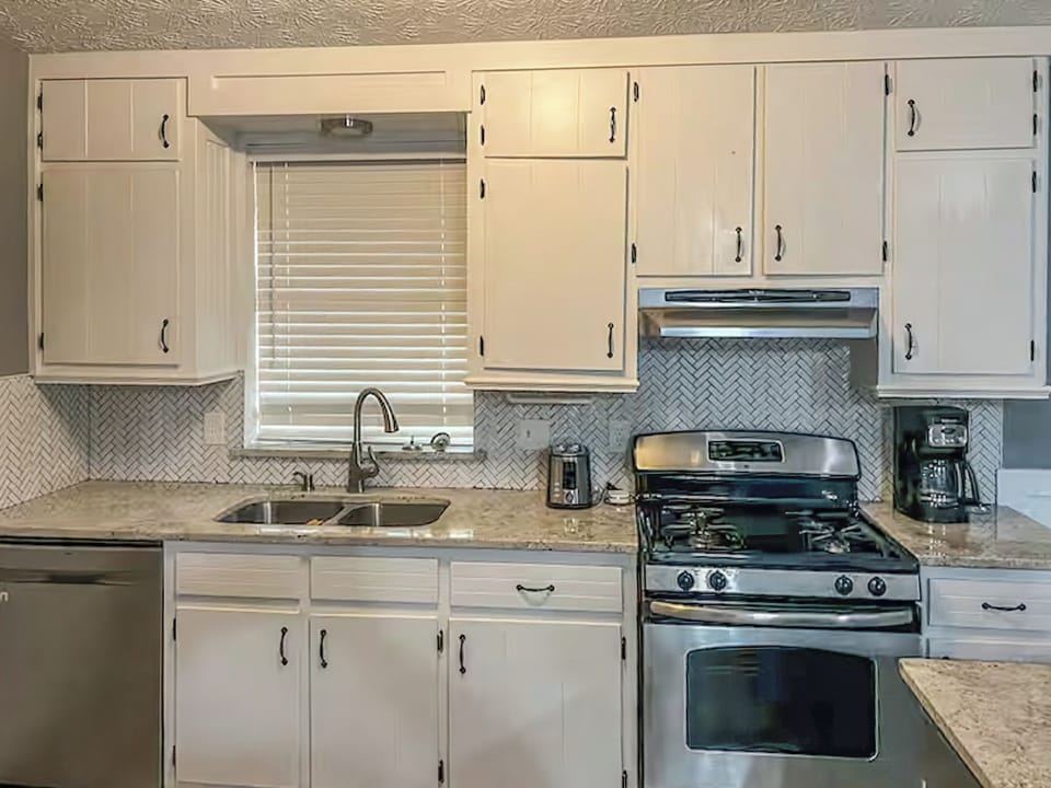 House, Patio, Garden View | Private kitchen