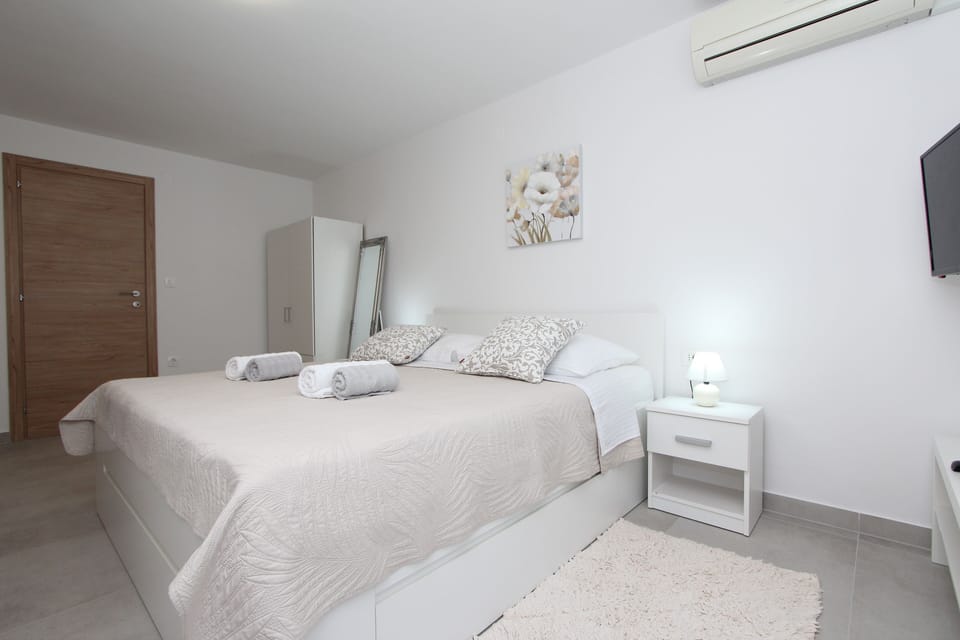 Studio | Living area | 25-cm flat-screen TV with satellite channels
