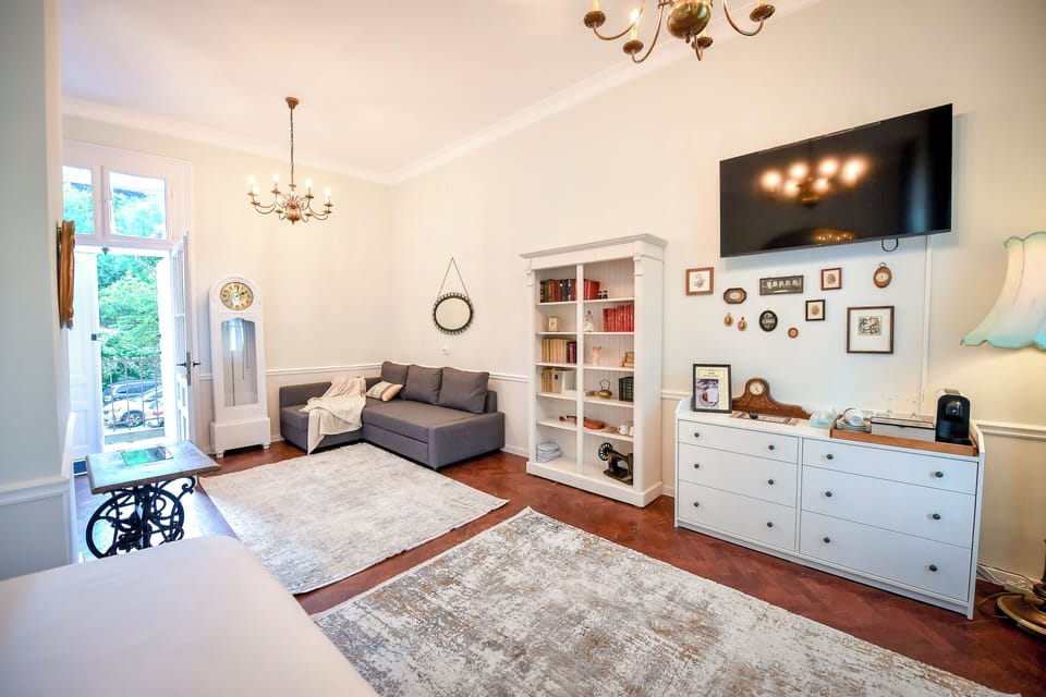 Family Room | Living area | Smart TV, books