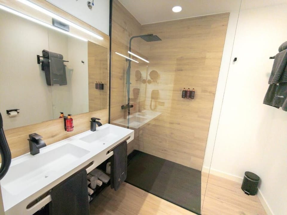 Comfort Twin Room, Mountain View | Bathroom | Bathtub, hair dryer, towels, soap