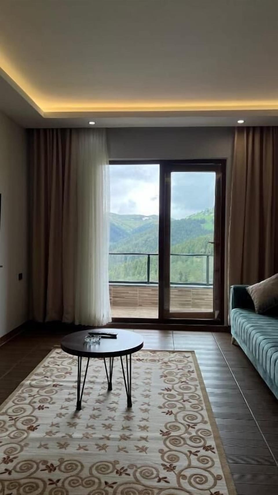 Deluxe Suite, Balcony, Mountain View | Living area