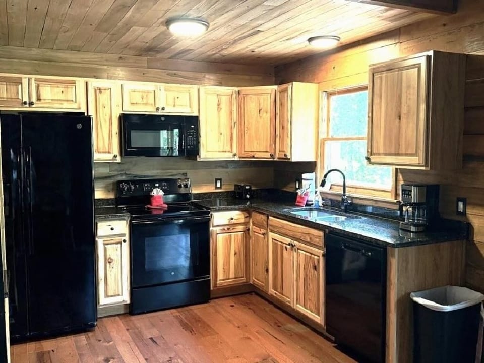 Cabin, 3 Bedrooms | Private kitchen | Coffee/tea maker, fridge, oven