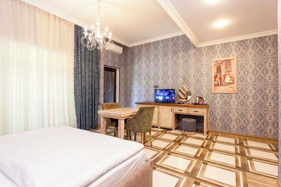 Deluxe Double Room, Balcony, Garden View | In-room dining