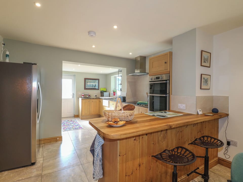 Cottage | Private kitchen | Dishwasher, cookware/dishes/utensils