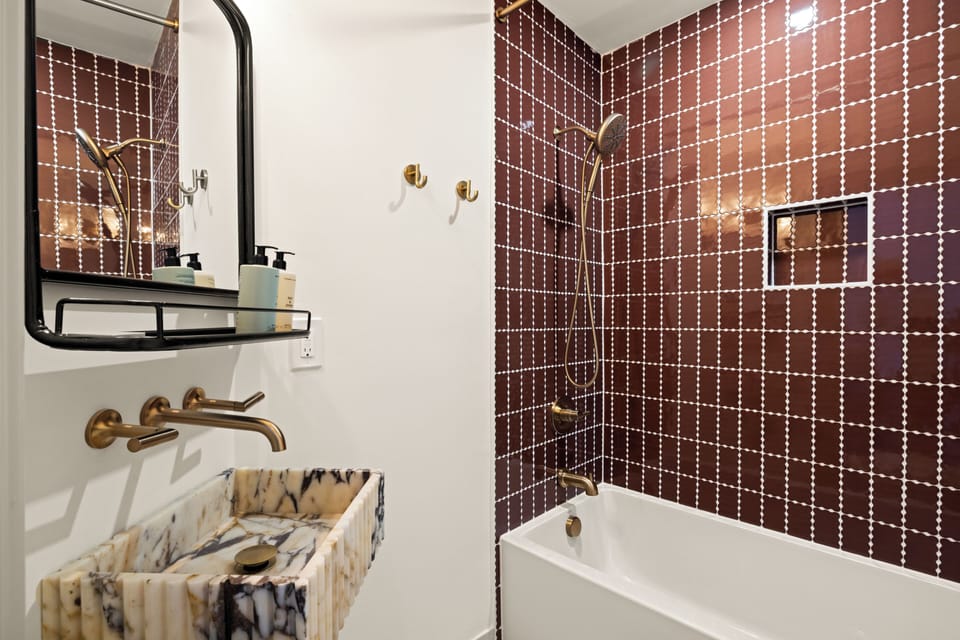 Delancy room 10 | Bathroom | Towels, soap, shampoo, toilet paper