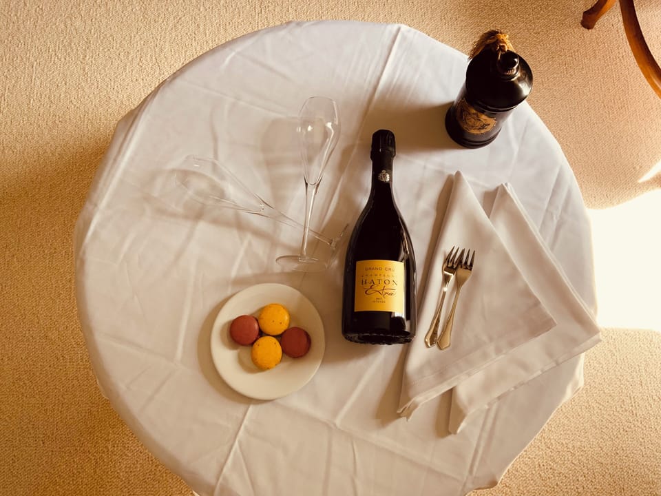 Deluxe Room, Garden View | Food and drink