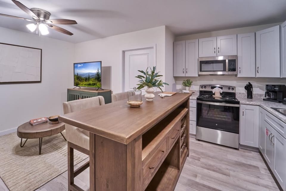 Condo, 1 Queen Bed (The Ruby 104) | Private kitchen