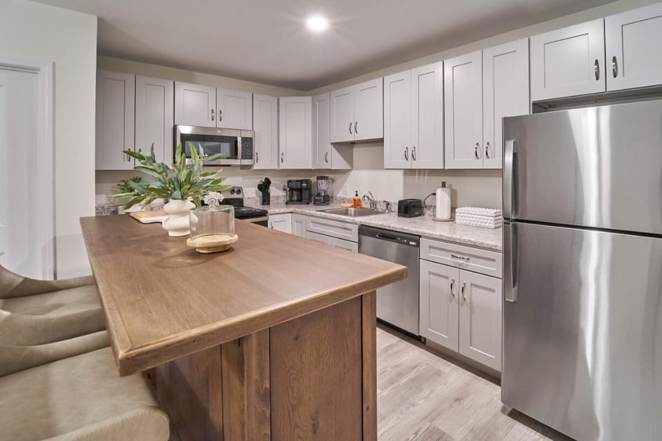 Condo, 1 Queen Bed (The Ruby 104) | Private kitchen