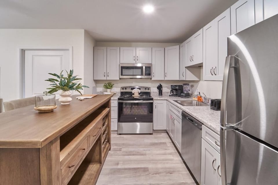 Condo, 1 Queen Bed (The Ruby 104) | Private kitchen