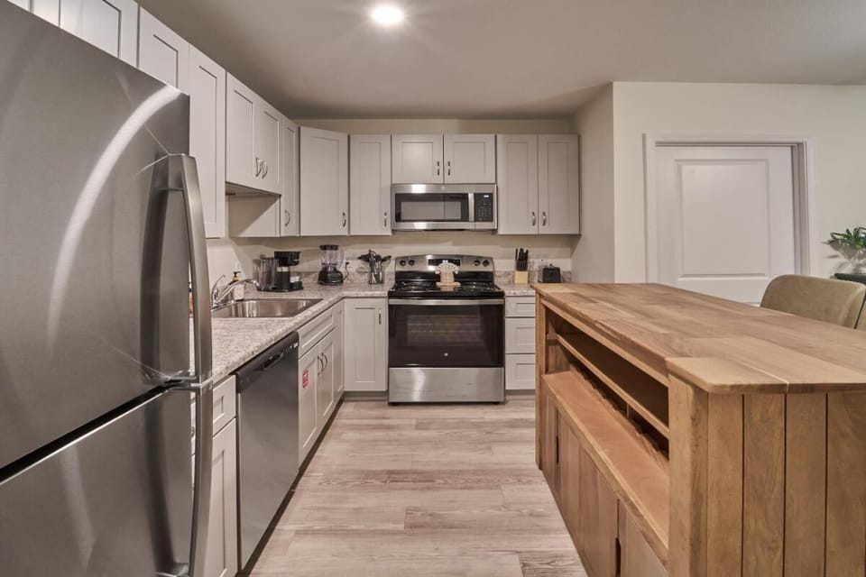 Condo, 1 Queen Bed with Sofa bed (The Ruby 105) | Private kitchen