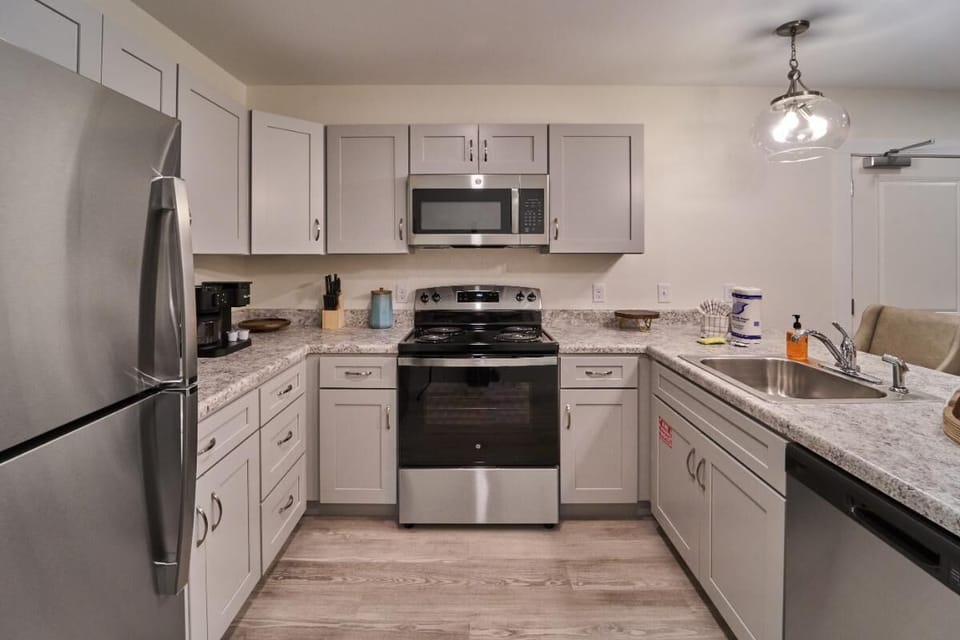 Condo, 1 Queen Bed with Sofa bed (The Ruby 201) | Private kitchen