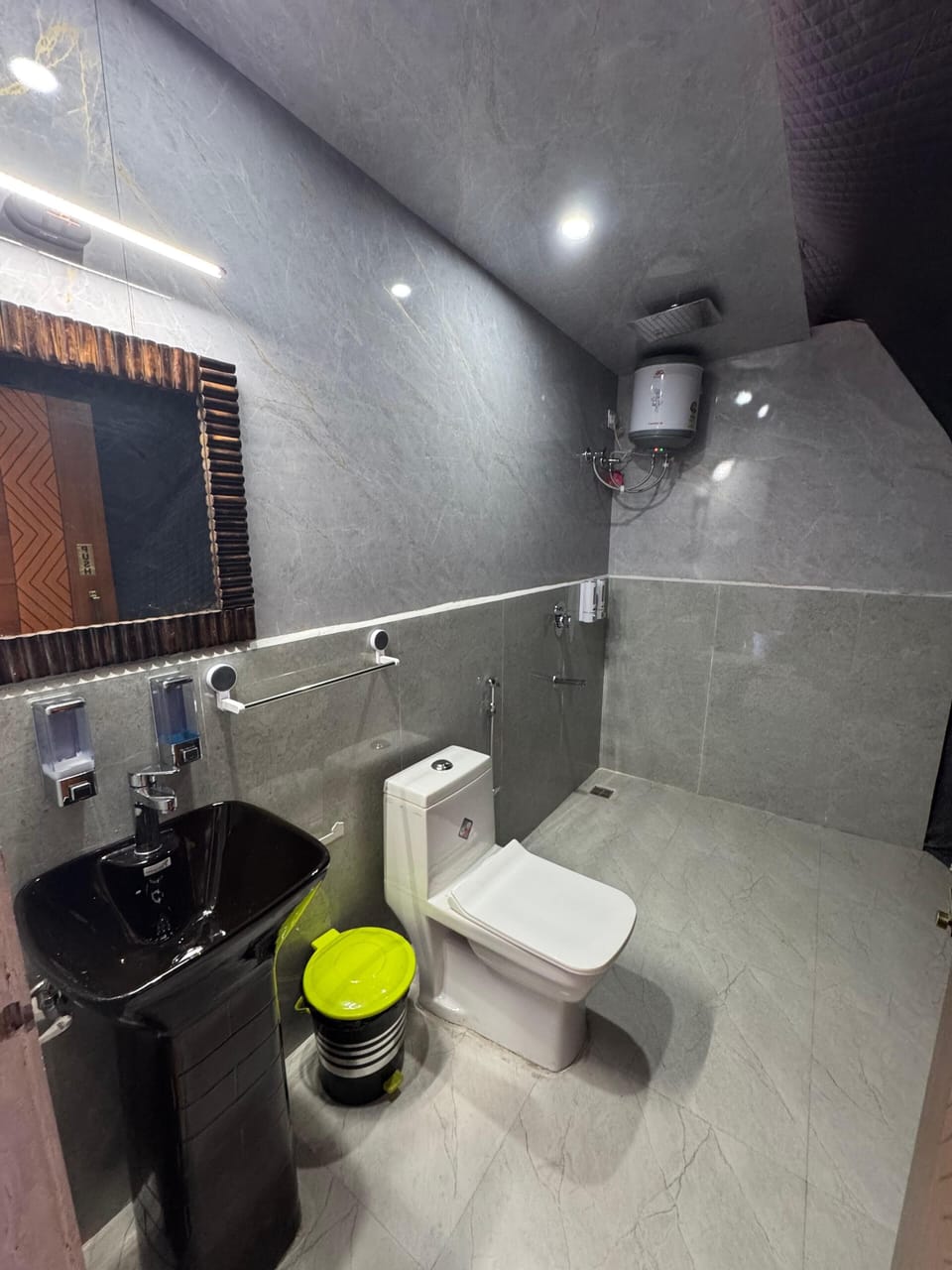 Luxury Room | Bathroom | Shower, free toiletries, slippers, towels
