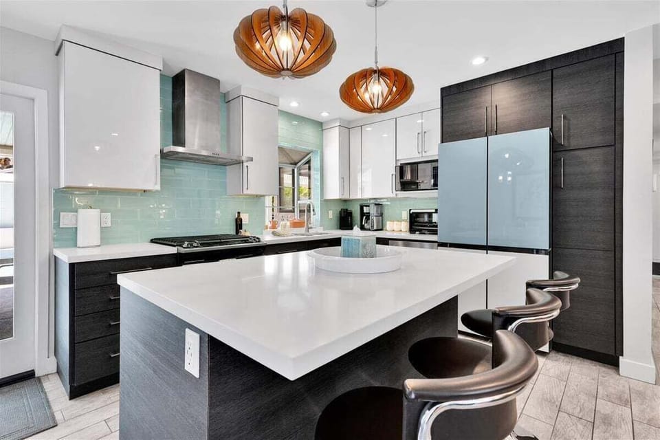 House, Multiple Beds, Pool Access, Pool View (Blando) | Private kitchen | Dining tables