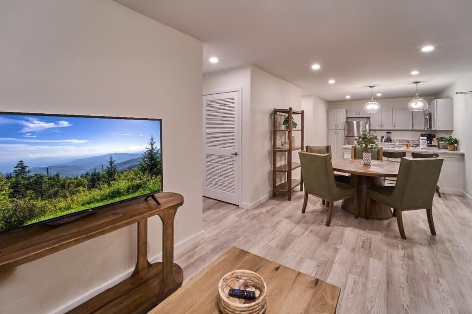 Condo, Multiple Beds (The Ruby 314) | Dining