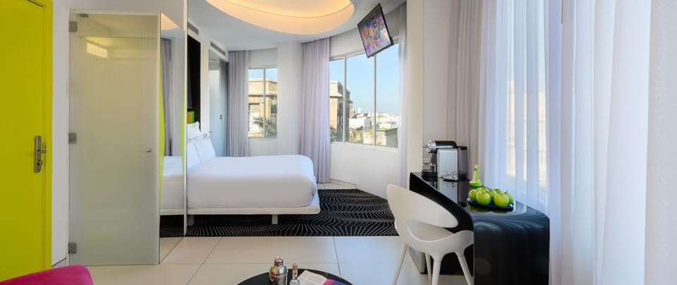 Circle Suite | Minibar, in-room safe, desk, blackout drapes