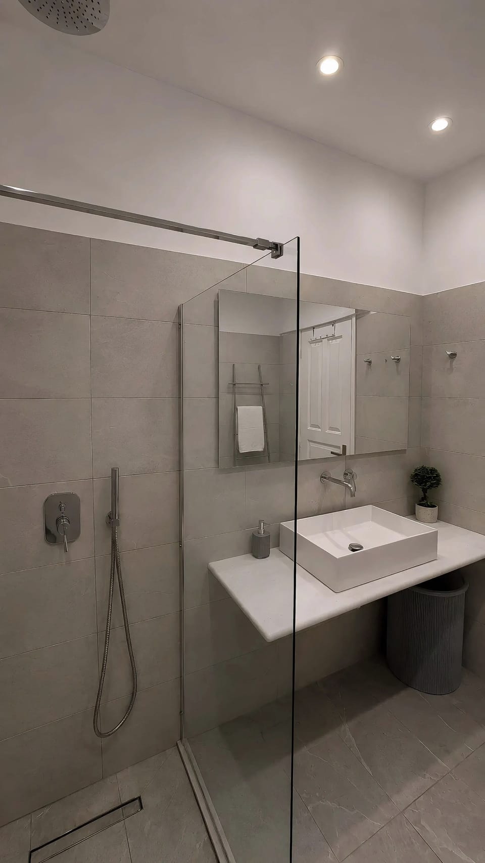 Deluxe Apartment | Bathroom | Soap, shampoo, toilet paper