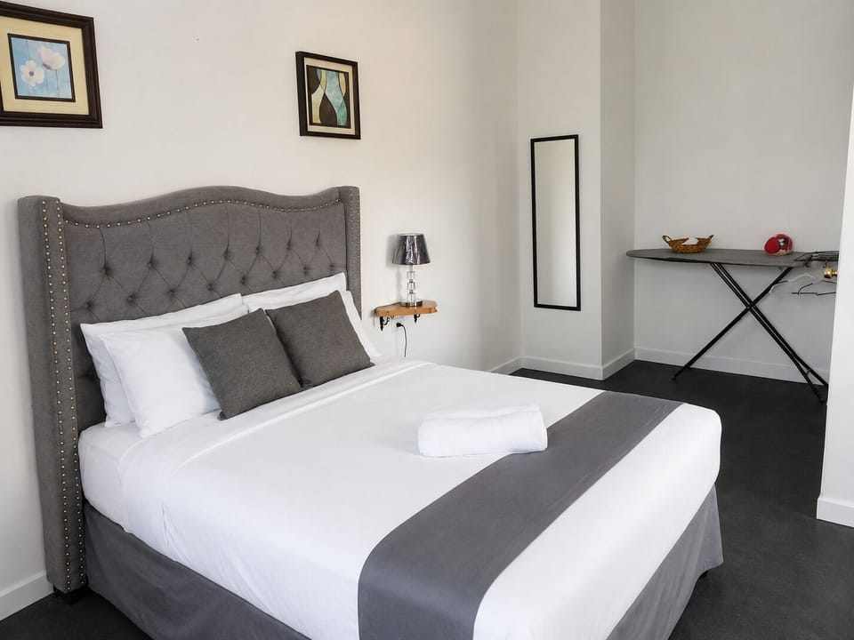Deluxe Suite, Mountain View | Desk, laptop workspace, WiFi (free), bed sheets
