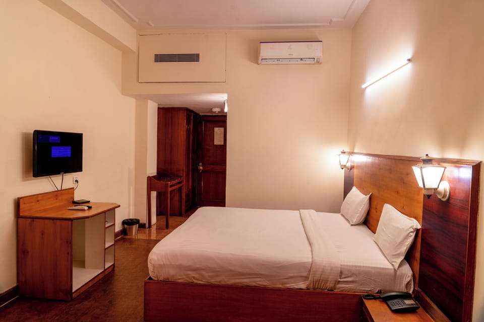 Classic Room | In-room safe, iron/ironing board, free WiFi