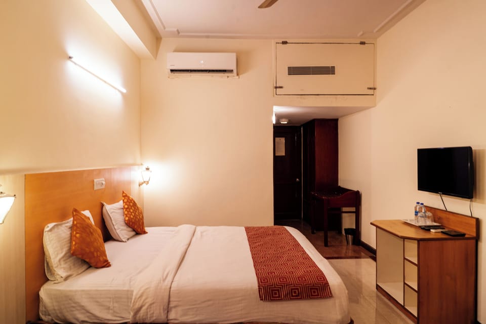 Deluxe Room | In-room safe, iron/ironing board, WiFi (free)