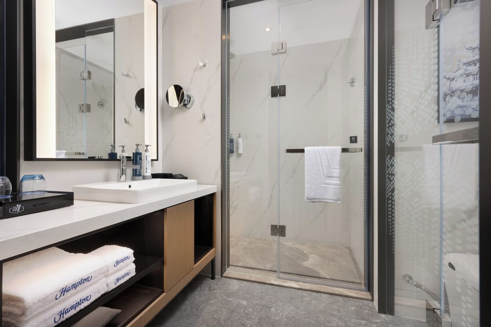 Luxury Twin Room, Hill View | Bathroom | Shower, rainfall showerhead, free toiletries, hair dryer