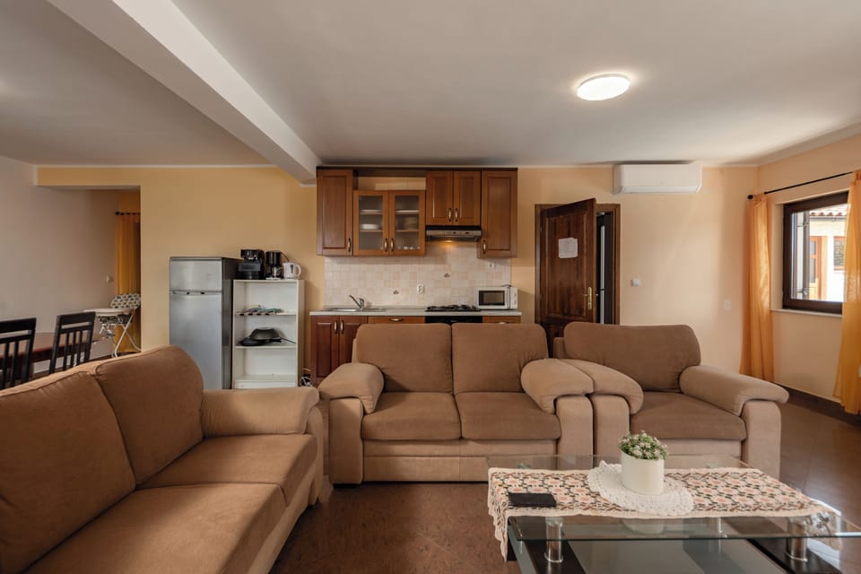 Family House, 4 Bedrooms, Fireplace (Pool House Suzi in Heart of Istria) | Living area