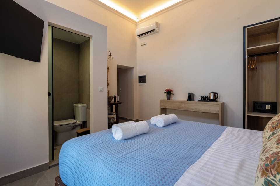 Lisle Adam Luxury Suite 1st floor | Bathroom | Shower, free toiletries, hair dryer, towels