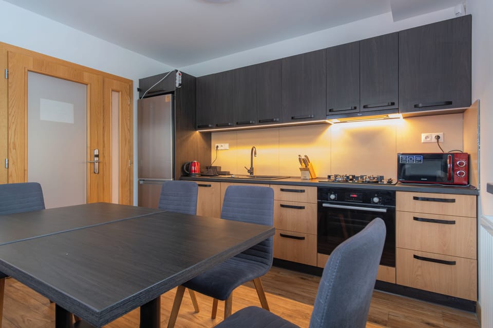 Economy Apartment, Mountain View | Private kitchen | Mini-fridge, microwave