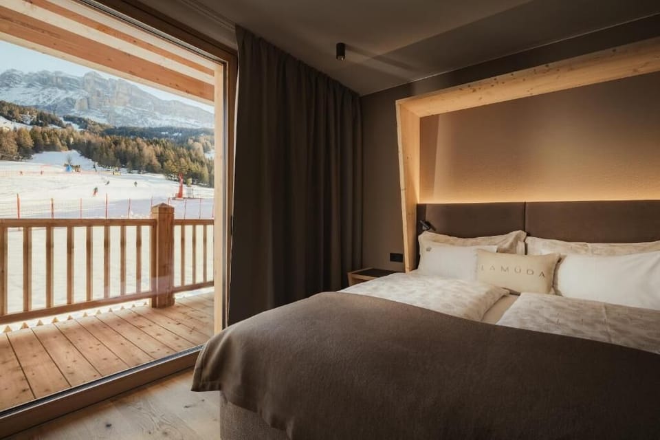 Superior Double Room, Balcony, Mountain View | Laptop workspace, cribs (free), WiFi (free), bed sheets