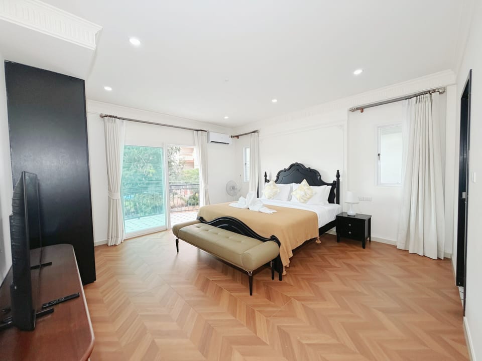 Family Villa, 5 Bedrooms, Private Pool | Blackout drapes, free WiFi, bed sheets