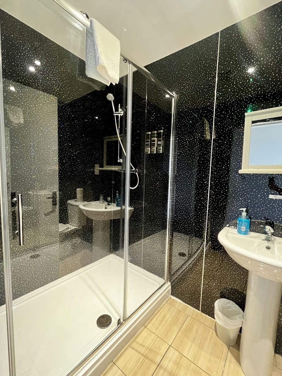 Deluxe Double Room, Non Smoking | Bathroom | Towels, soap, shampoo, toilet paper