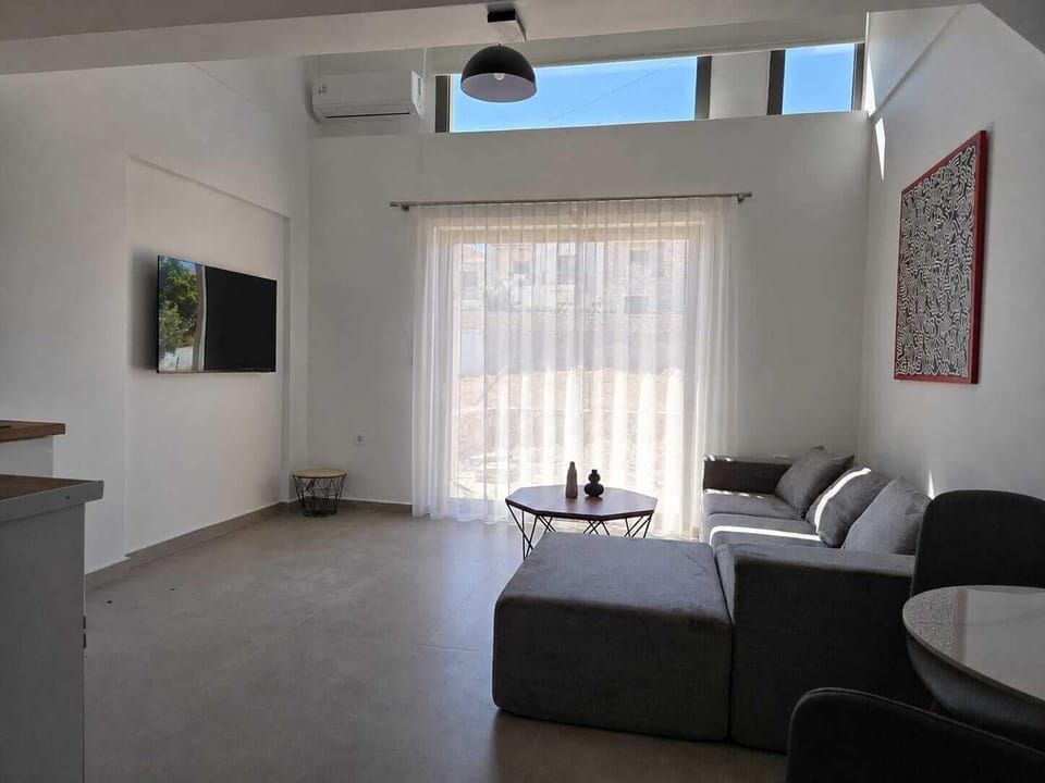 Deluxe Apartment, Garden View | Living area