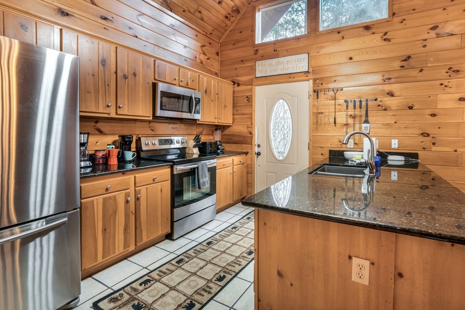 Cabin, 4 Bedrooms | Private kitchen | Coffee/tea maker, toaster