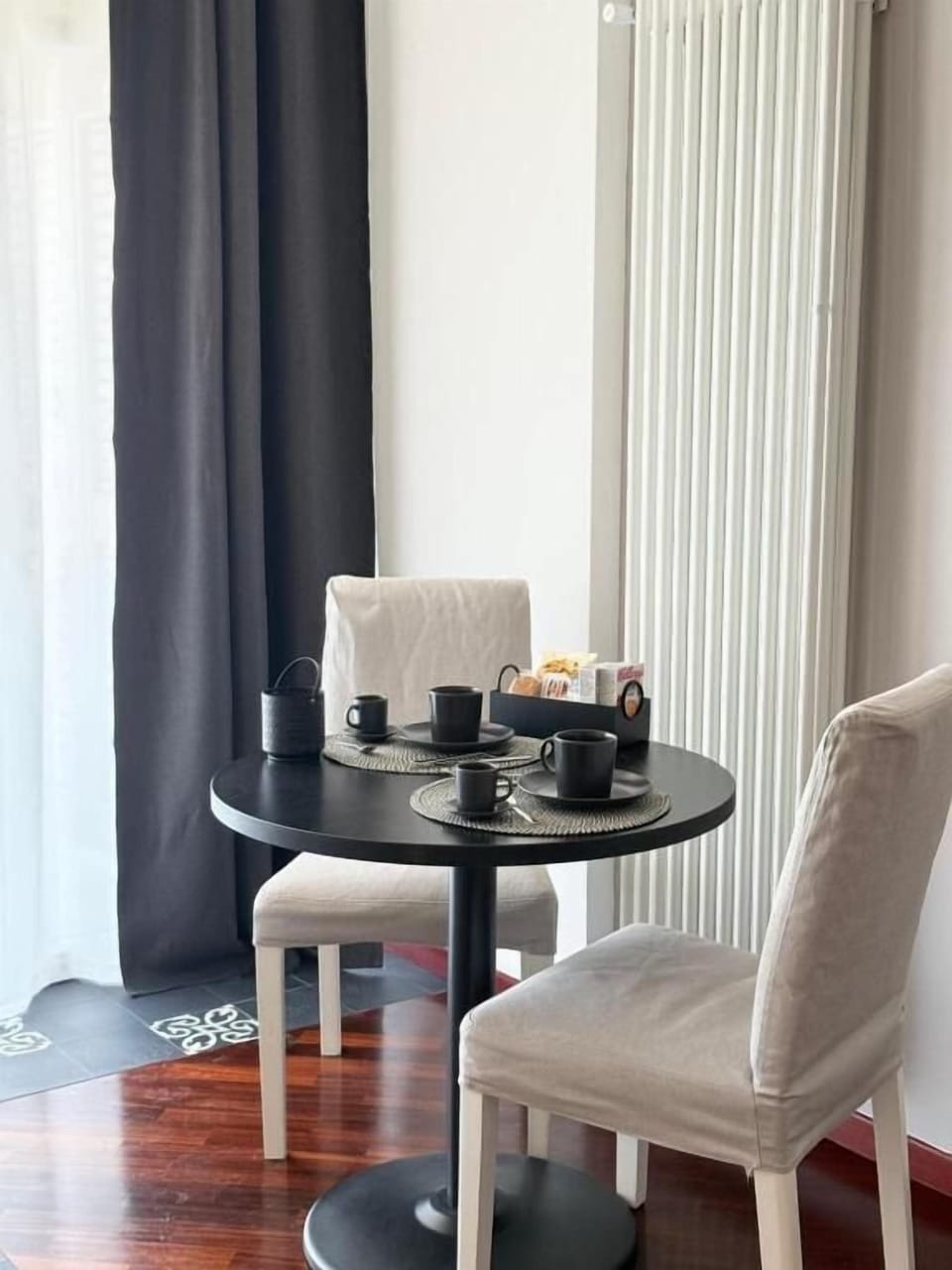 Luxury Room, City View | Dining
