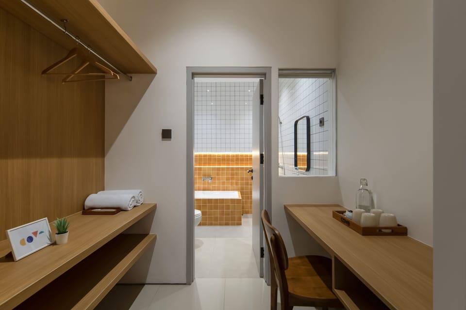 Family Suite | Bathroom | Shower, towels