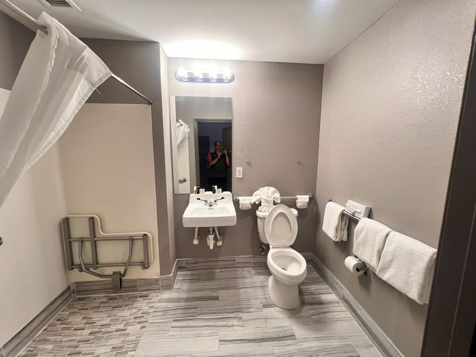 Double Room | Bathroom | Towels, soap, shampoo, toilet paper