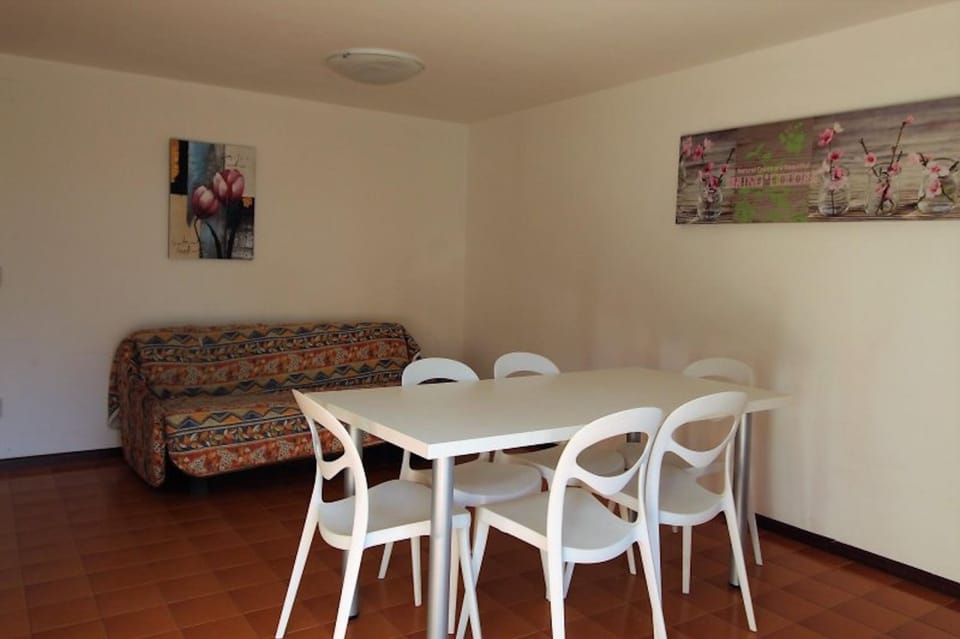 Apartment, 2 Bedrooms, Balcony, Garden View | Dining room