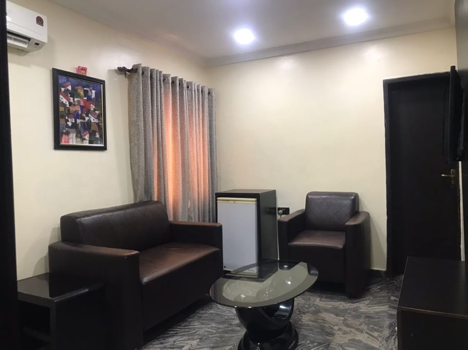 Single Room, City View | Living area