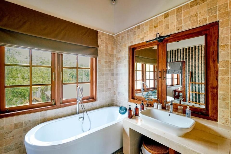 Towels, soap, shampoo, toilet paper
