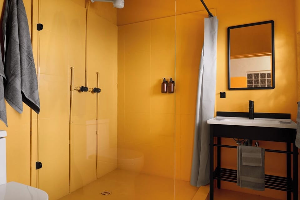 Suite | Bathroom | Shower, hair dryer, towels, soap
