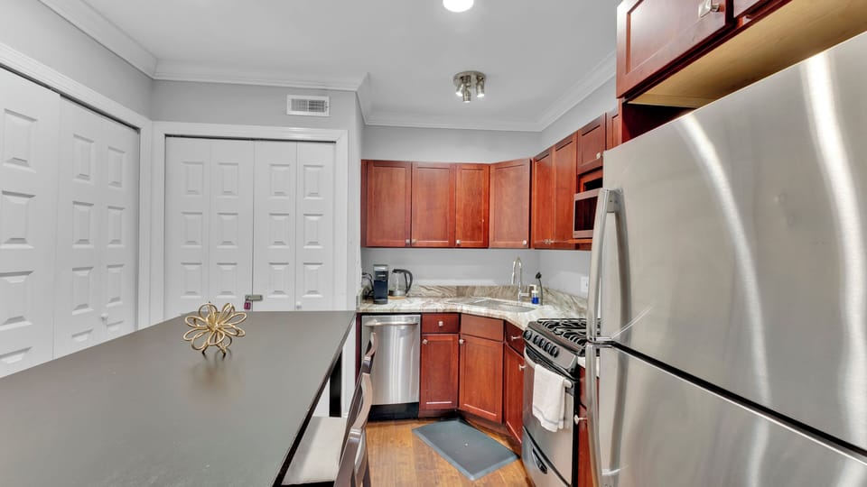 Studio, 1 Queen Bed with Sofa bed | Private kitchen | Coffee/tea maker, dining tables
