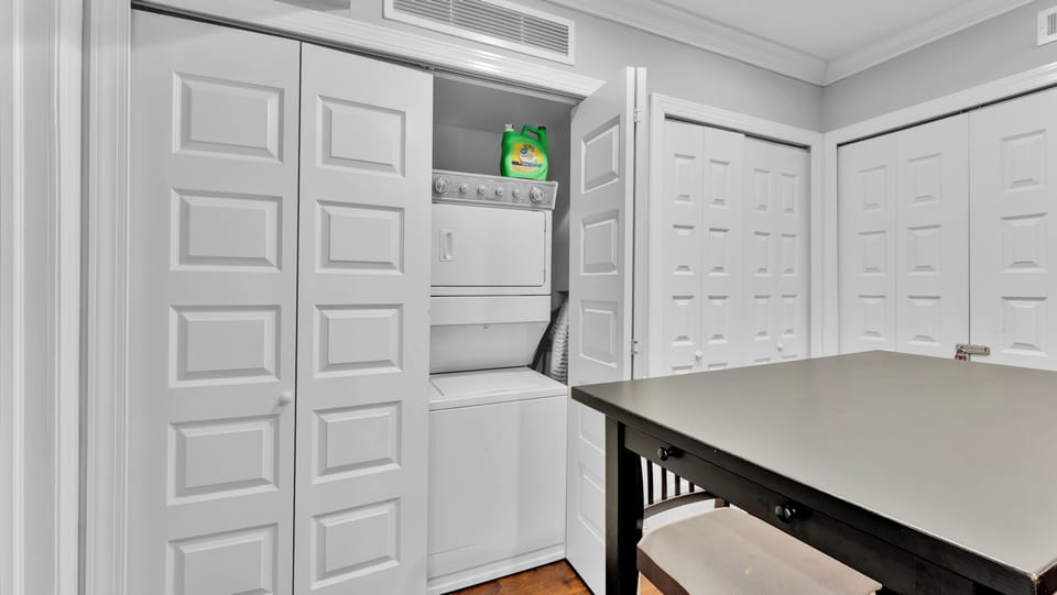 Studio, 1 Queen Bed with Sofa bed | Laundry