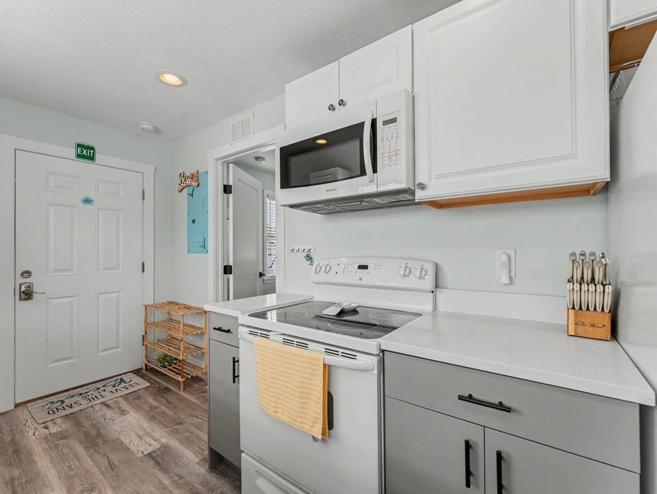 House, Multiple Beds (Sunset Paradise) | Private kitchen