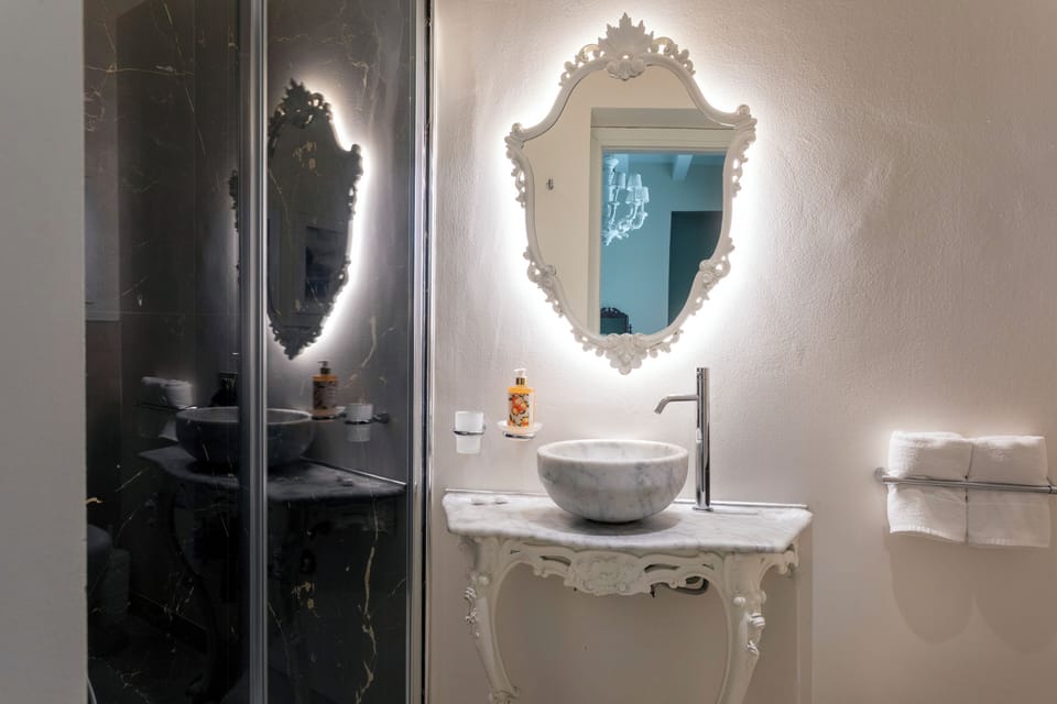 Superior Room, 1 Double Bed | Bathroom | Shower, free toiletries, hair dryer, bidet