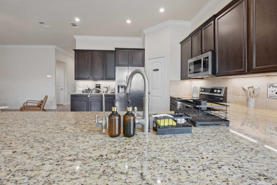 Full-size fridge, microwave, oven, stovetop