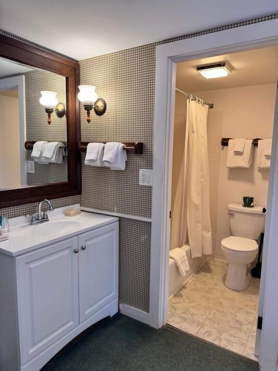 Superior Double Room, Pool View | Bathroom | Free toiletries, towels, soap, shampoo