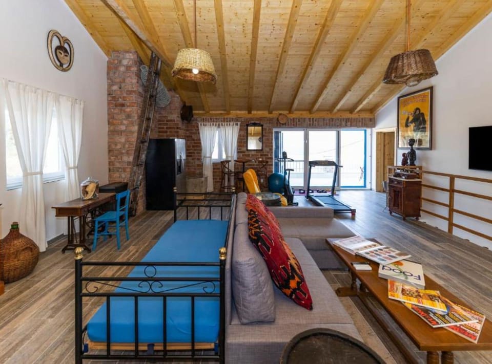 Villa (Villa Panda with pool and sea view) | Living room | 32-inch flat-screen TV with satellite channels