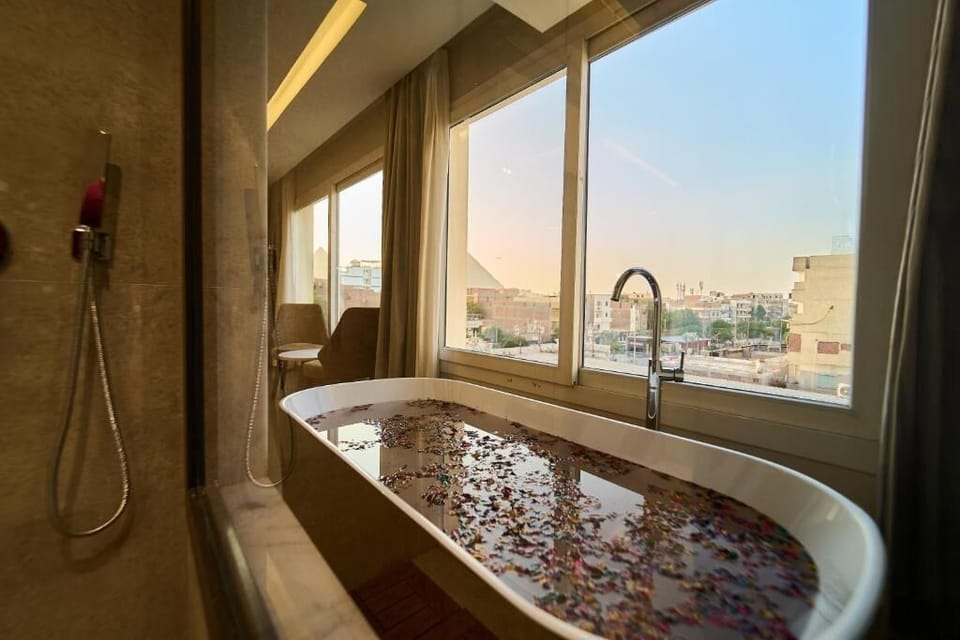Junior Suite With Bathtub - Panoramic Pyramids View | View from room
