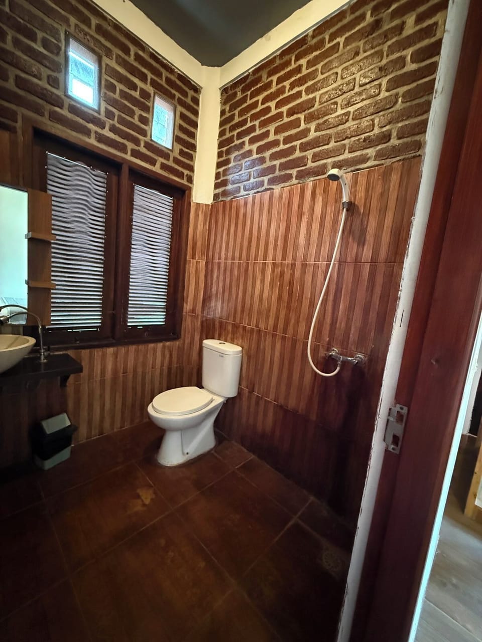 Basic Double Room, Garden View | Bathroom | Shower, towels, toilet paper